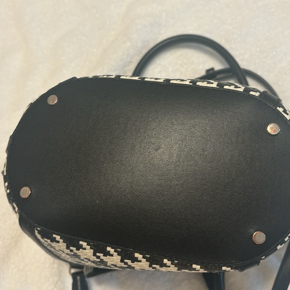 Mint condition only used twice Kate Spade houndstooth purse, and wristlet set - Picture 4 of 7